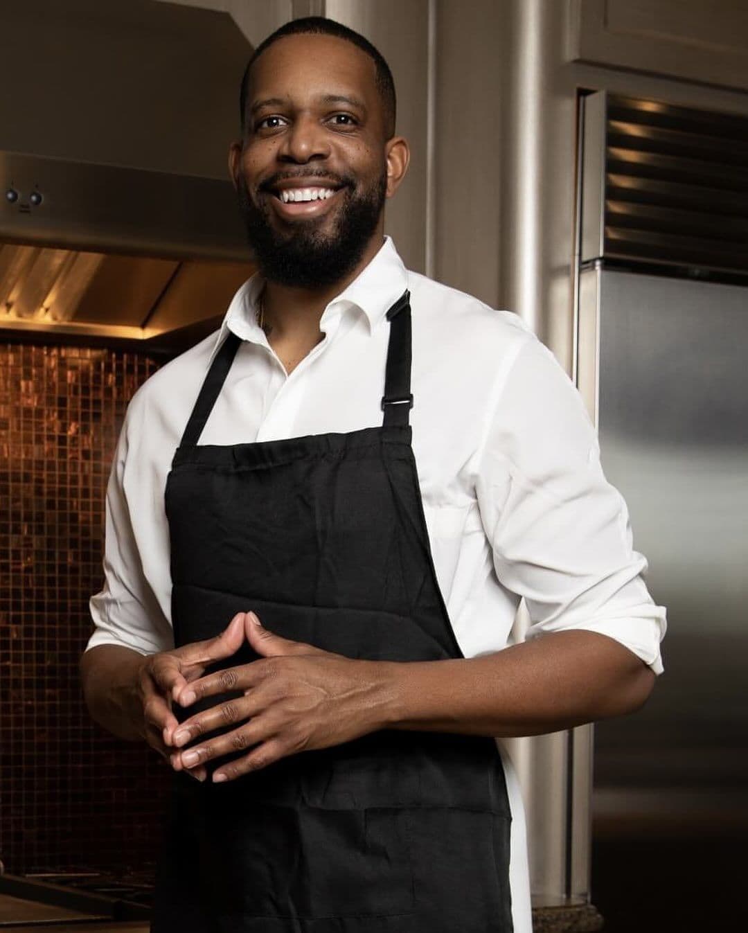 Un restaurateur dans sa cuisine